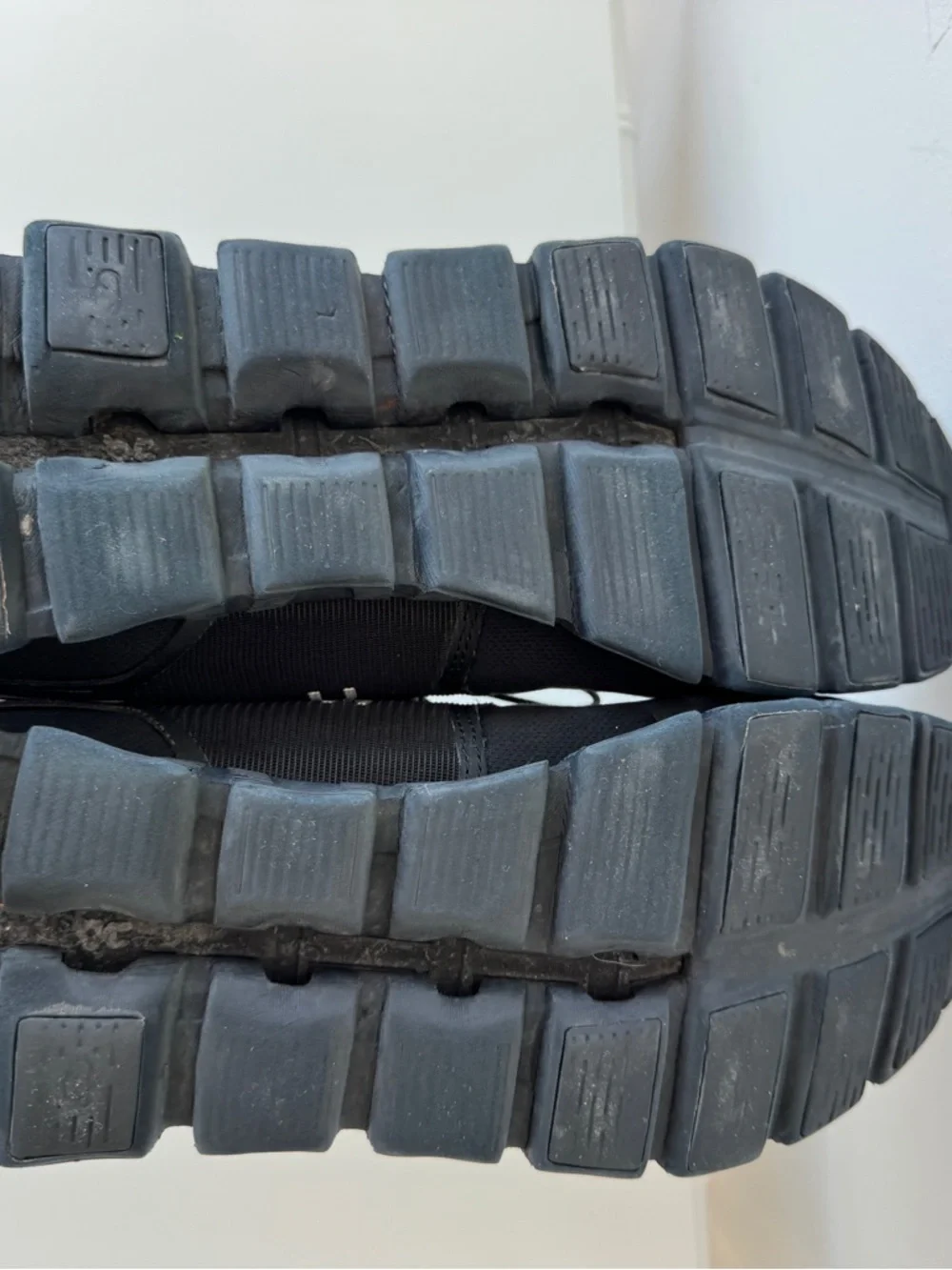 On Cloud 6 Black Running Sneakers - Picture 7 of 7